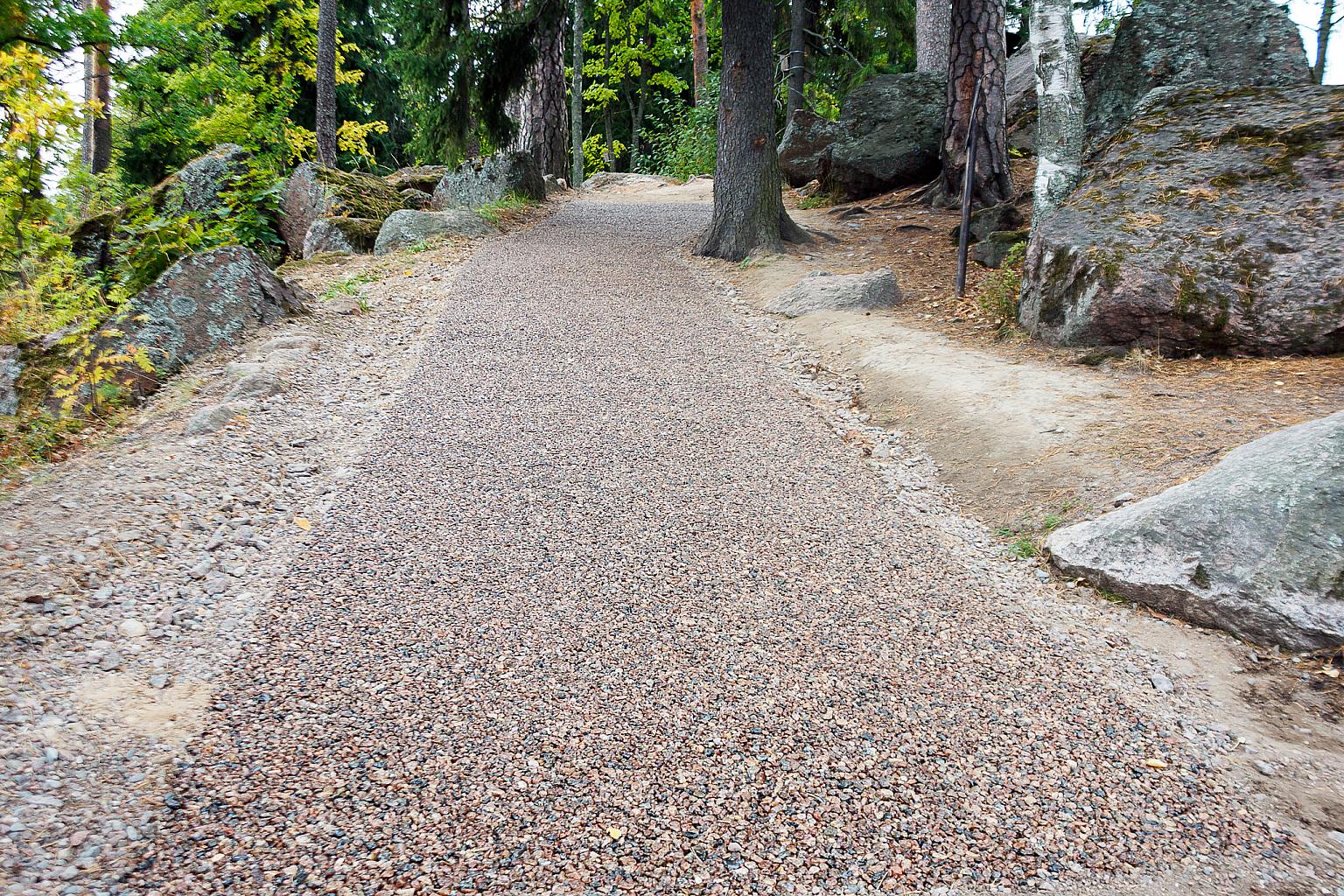 Стабилизированное дорожное покрытие из гравия в парке Монрепо