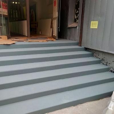 Отделка ступеней бетонной лестницы на улице с заменой старого покрытия крыльца магазина в Митино